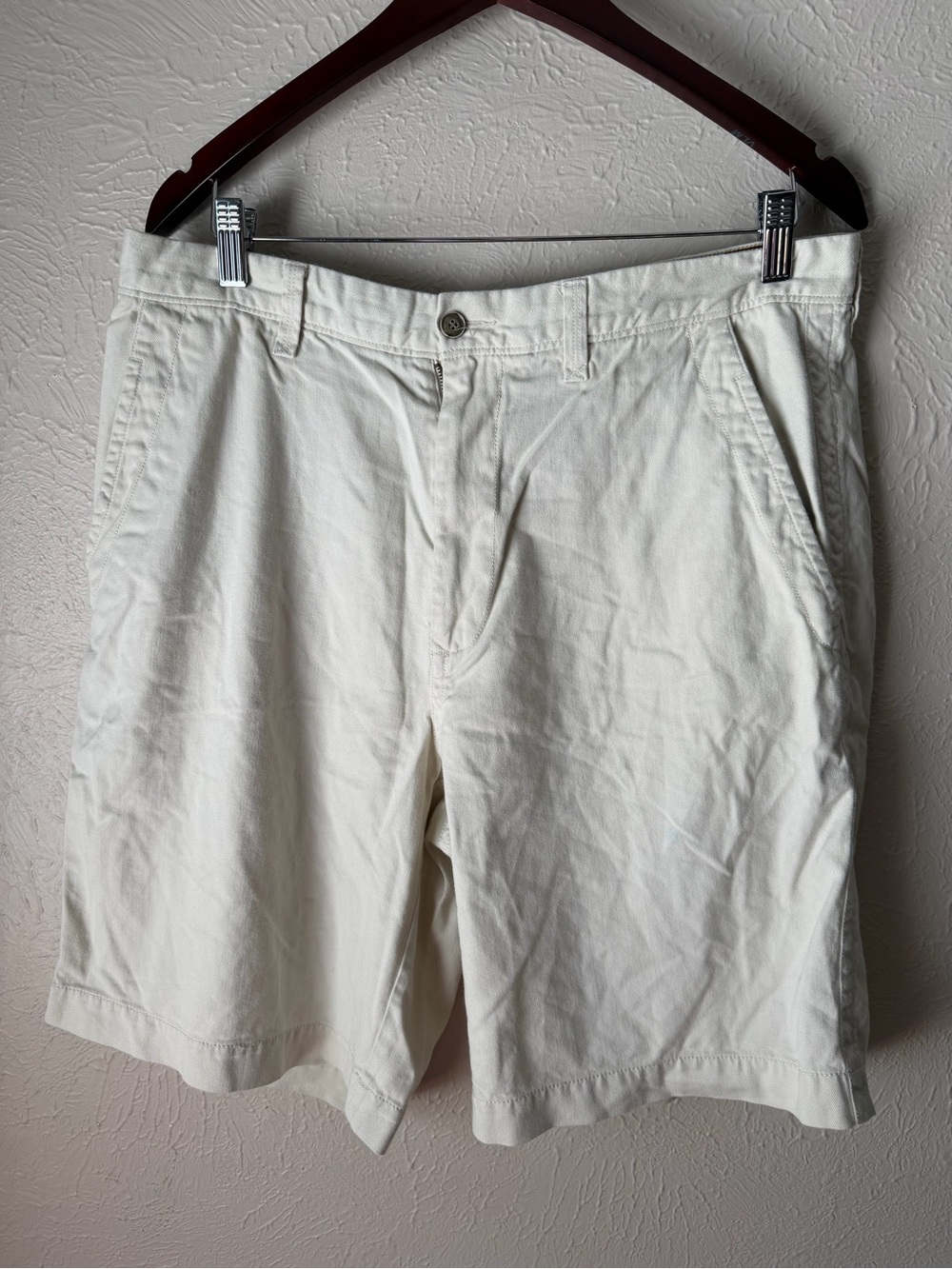 Tommy Bahama Men’s Shorts – Size 35 – Ivory Cotton/Silk Blend Flat Front Chino